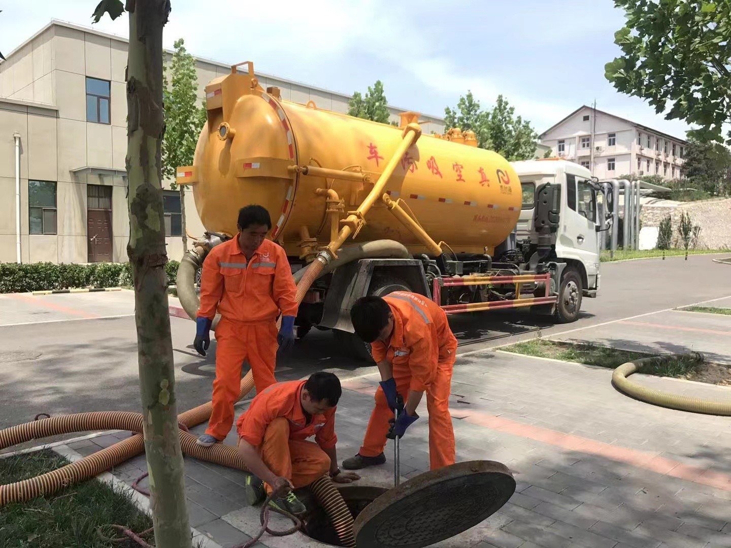 英山管道疏通车停在窨井附近